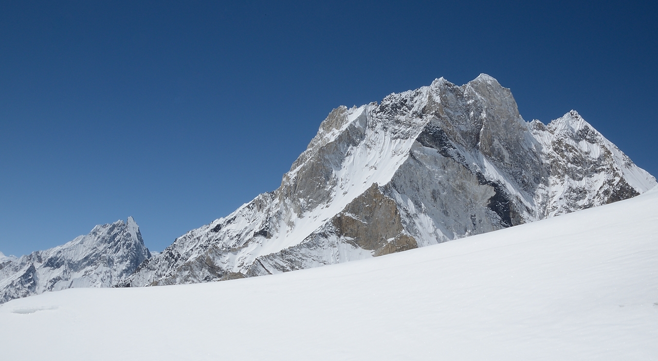 2016-05-01-0956-Ski-Baltoro-j10.jpg - Marble Peak et le Crystal Peak tout proche ; a gauche le Mitre que l'on voit de presque partout