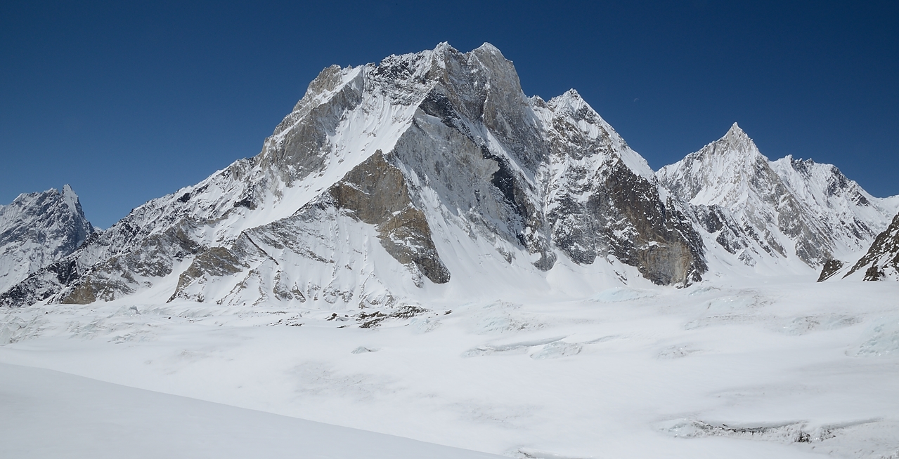2016-05-01-0957-Ski-Baltoro-j10.jpg - Marble Peak et le Crystal Peak tout proche ; a gauche le Mitre que l'on voit de presque partout, et plus loin a droite cela pourrait bien etre Devils Tooth