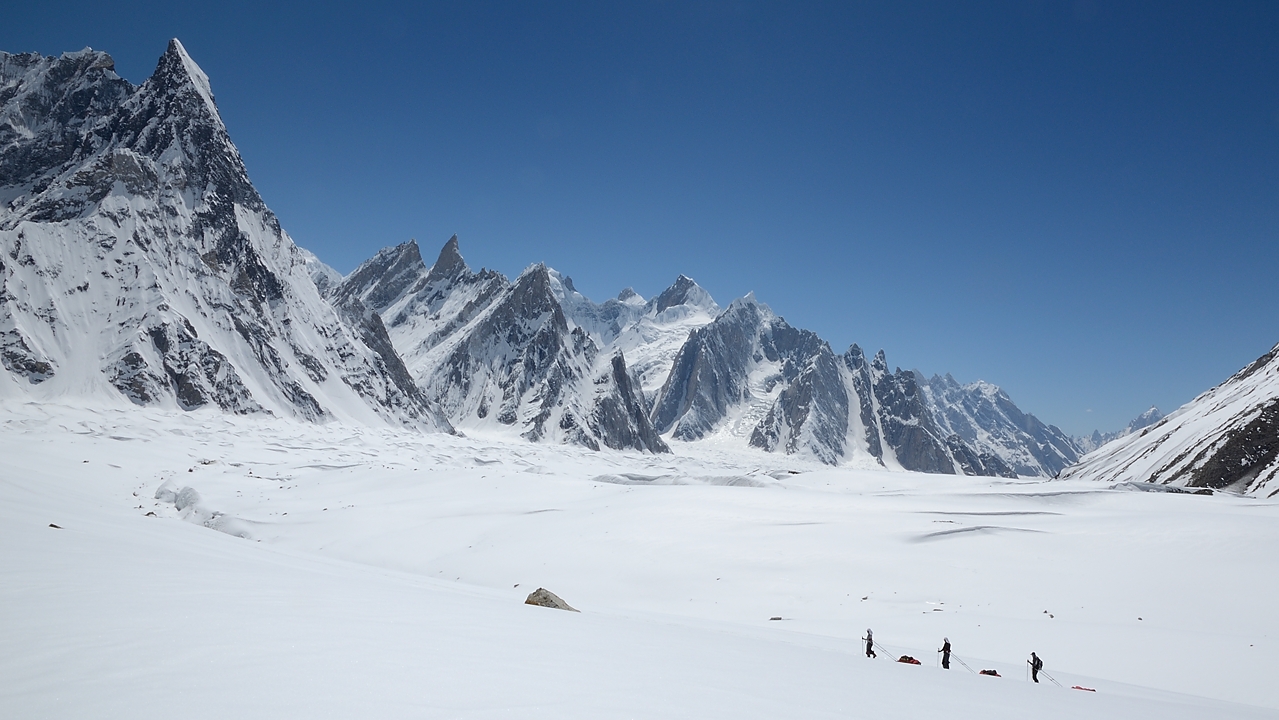 2016-05-01-0979-Ski-Baltoro-j10.jpg - De retour vers l'enorme plateau glacier Concordia