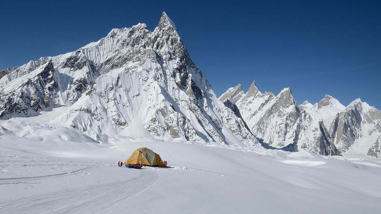 2016-05-02-0987-Ski-Baltoro-j11.jpg -  ...  vue sur le Mitre et toujours les aiguilles dans les aretes qui montent vers le Biarchedi 