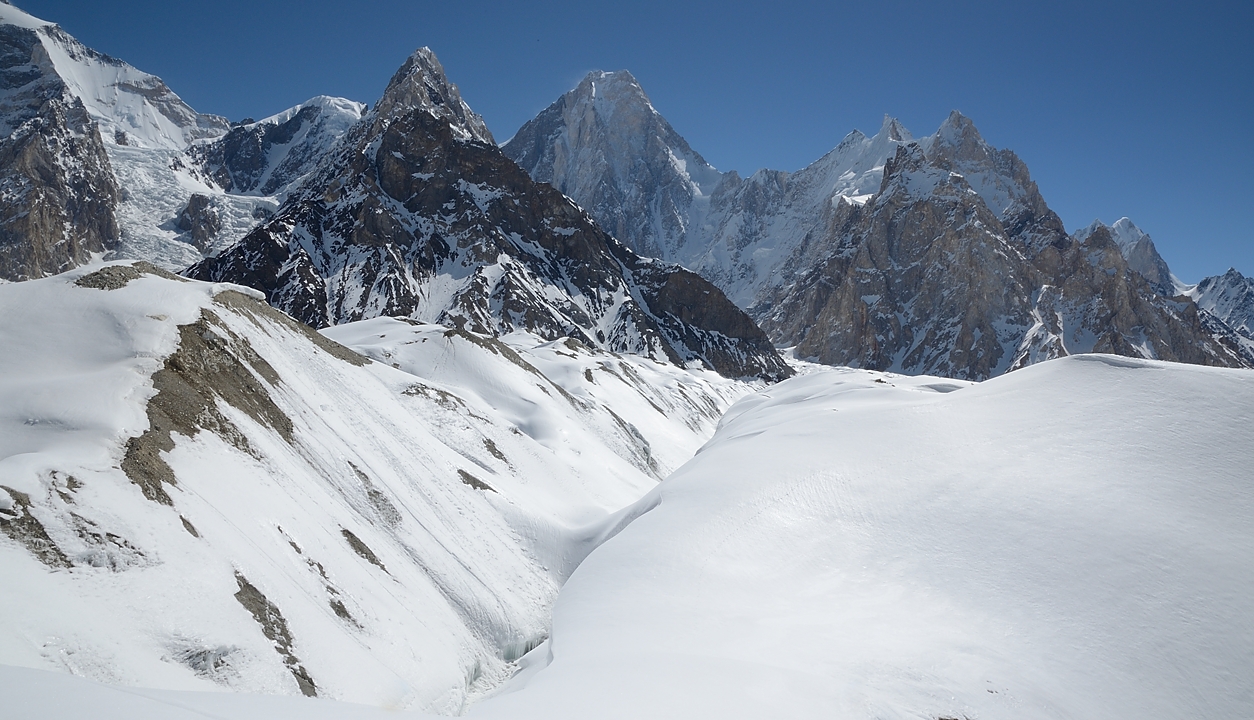 2016-05-02-1003-Ski-Baltoro-j11.jpg - 2me bediere a traverser,  plus compliqué -- devant Gasherbrum 4 (et p.e. le 7 plus a droite)