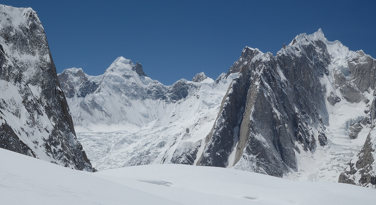 2016-05-02-1032-Ski-Baltoro-j11.jpg - Au fond du Biarchedi Glacier on dirait  le Ghondogoro Ri ?