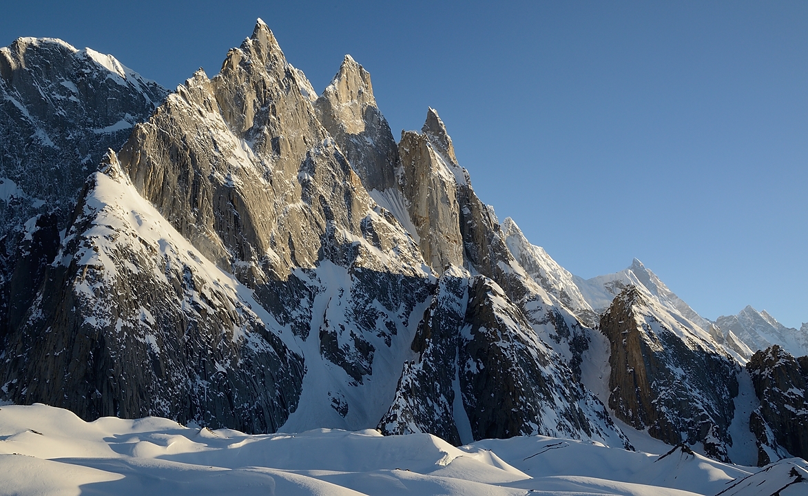 2016-05-02-1056-Ski-Baltoro-j11.jpg - Tourelles rocheuses au pied  du Biarchedi dans la lumiere du soir