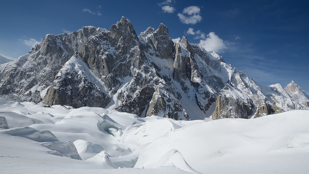 2016-05-03-1064-Ski-Baltoro-j12.jpg - Jour 15 : tourelles rocheuses au pied  de Biarchedi  et plus loin tout a droite le Masherbrum, cette fois bien degagé