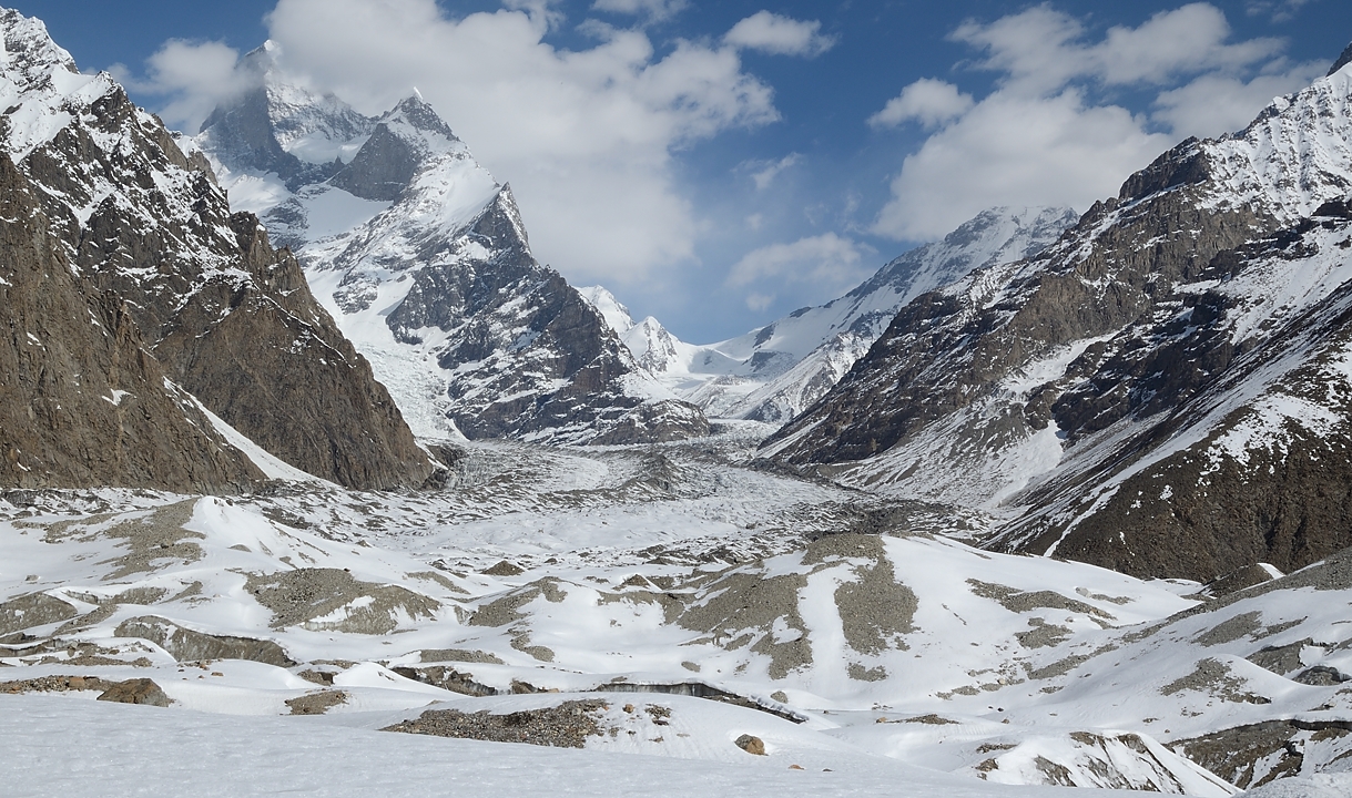 2016-05-03-1068-Ski-Baltoro-j12.jpg - Younghusband Glacier  (nommé apres Francis Younghusband, explorateur et geographe de la region ... et accessoirement officier britannique, acteur du "Great Game") beaucoup plus denneigé qu'a la montée -- et au-dessus la Muztagh Tower (7273m)