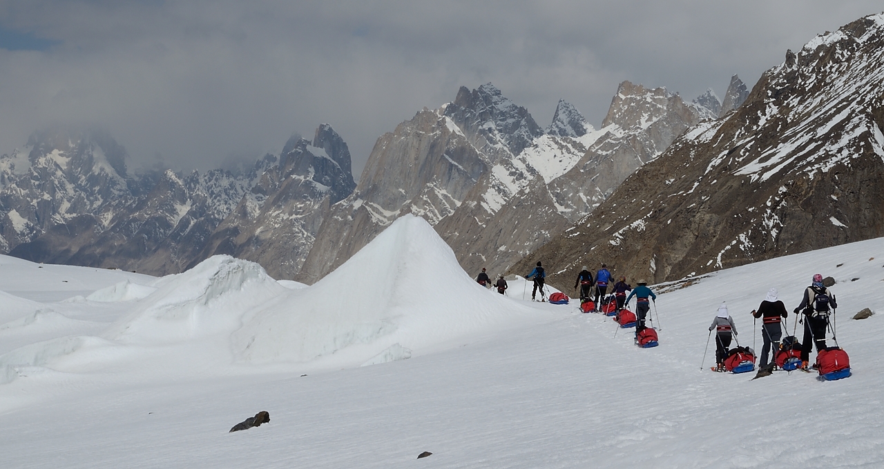 2016-05-03-1073-Ski-Baltoro-j12.jpg - Tours et tourelles dans les massifs du Lobsang, Cathedral, Trango ... puis les autres se perdent dans les nuages