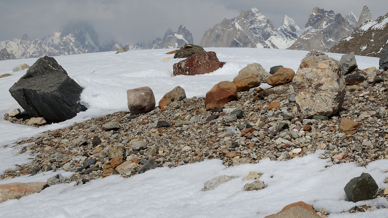 2016-05-03-1082-Ski-Baltoro-j12.jpg - Couleurs de la moraine, maintenant sans neige a de nombreux endroits