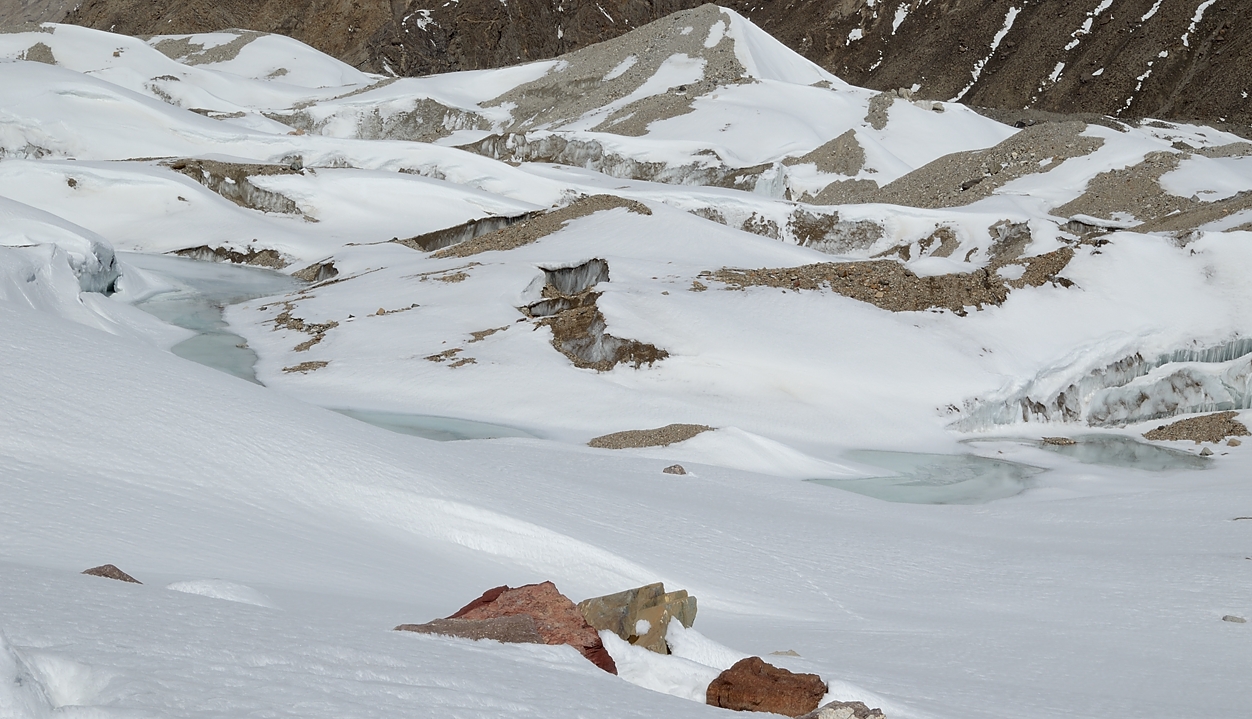 2016-05-03-1085-Ski-Baltoro-j12.jpg - Le glacier est de plus en deneigé (la glace des bedieres degèle et la neige se transforme en soupe infame meme avant midi)
