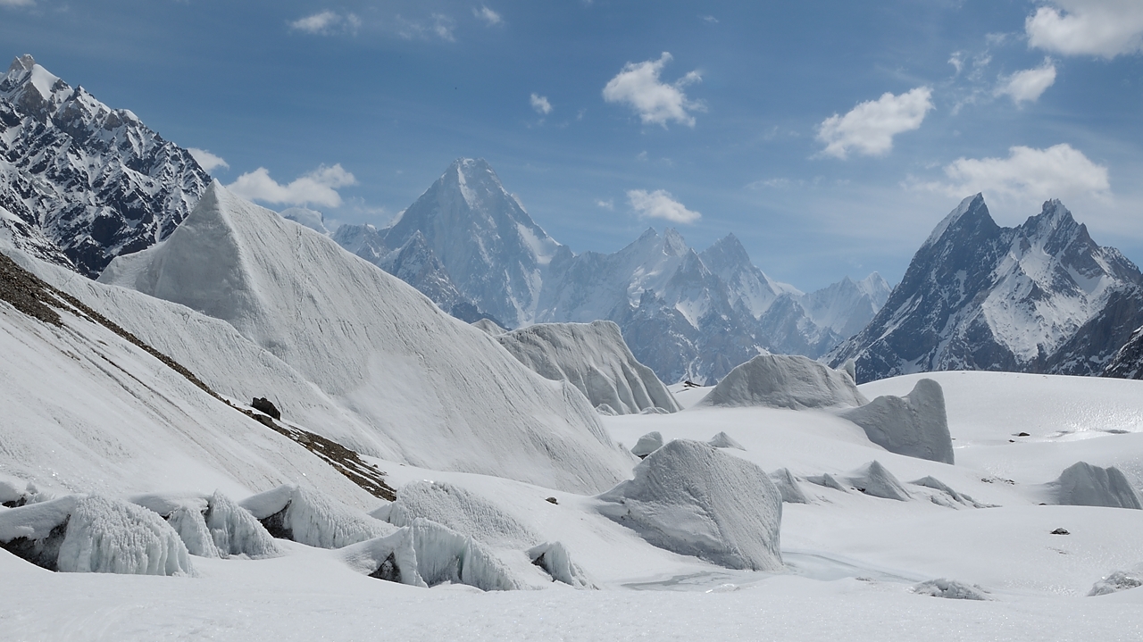2016-05-03-1087-Ski-Baltoro-j12.jpg - Vue en arriere a travers les celebres seracs en forme de voiles vers les  Gasherbrum et Mitre