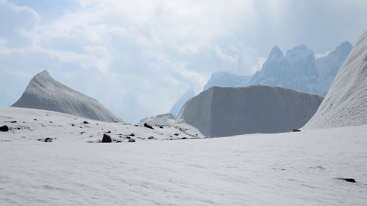 2016-05-04-1137-Ski-Baltoro-j13.jpg - Encore les seracs en forme de voile