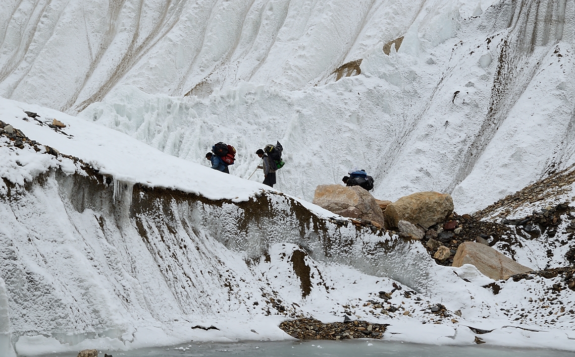 2016-05-05-1175-Trek-SkiRoburtse.jpg - On descend en suivant une bediere, tantot sur le bord, tantot au fond