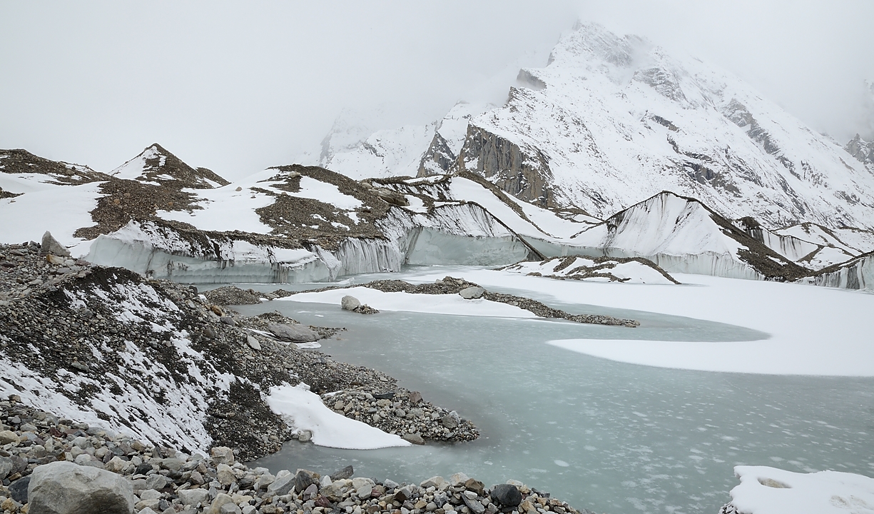 2016-05-05-1182-Trek-SkiRoburtse.jpg - Tantot le soleil sort, tantot il se cache, tantot l'eau coule, tantot elle est encore gelee ...