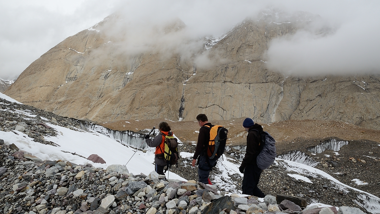 2016-05-05-1184-Trek-SkiRoburtse.jpg - On descend maintenant sur la rive gauche du glacier, on dirait en face c'est au pied du Lobsang