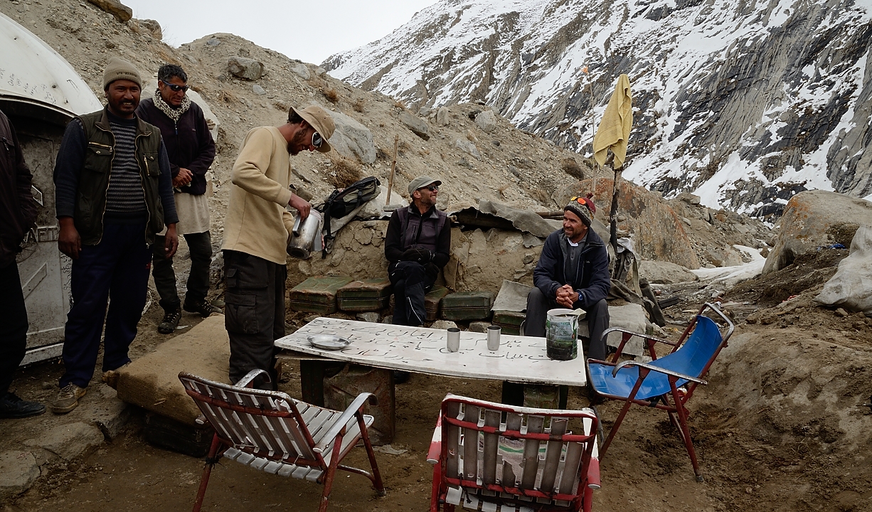 2016-05-05-1185-Trek-SkiRoburtse.jpg - Tea time at Urdukas Military Camp ... they have even cleaned and decorated the camp so as to properly welcome us  