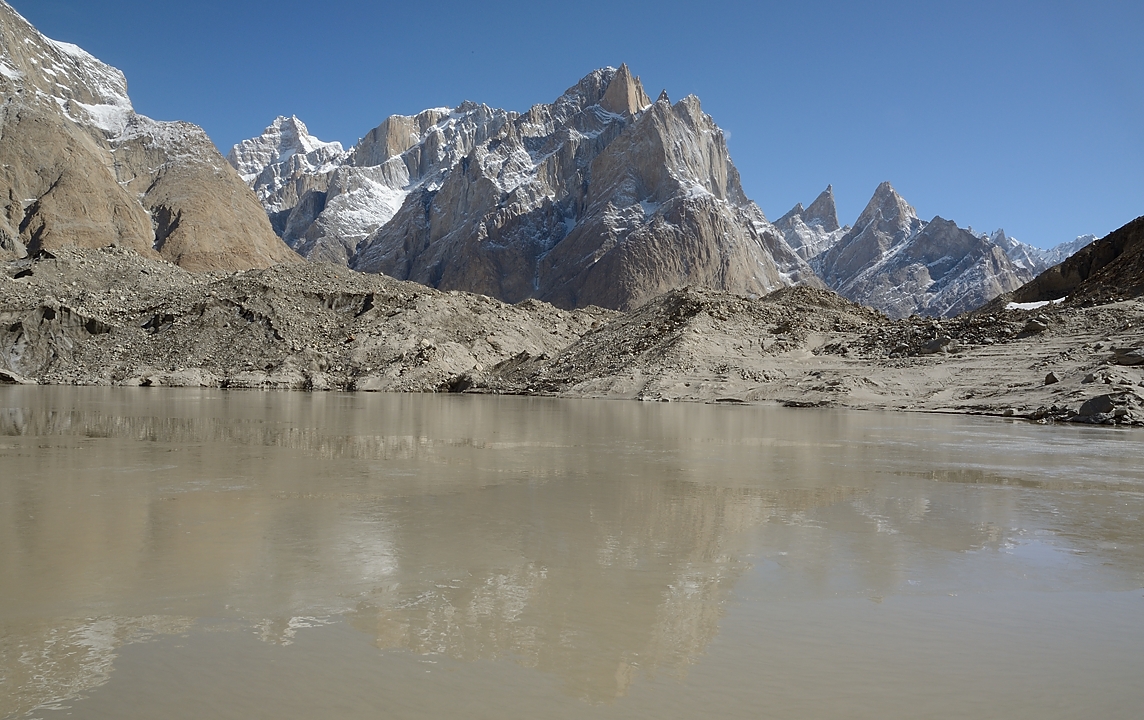 2016-05-06-1207-Trek-RoburtsPayu.jpg - Le lac a 10 minutes de Khoburtse au pied du Liligo Glacier a gagné plusieurs metres en hauteur depuis notre dernier passage ; au fond Cathedral et encore plus loin le V caracteristique du Lobsang
