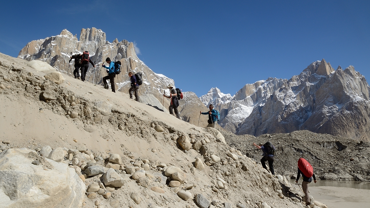 2016-05-06-1208-Trek-RoburtsPayu.jpg - Remontée apres le passage du lac ; au fond Cathedral et Trango