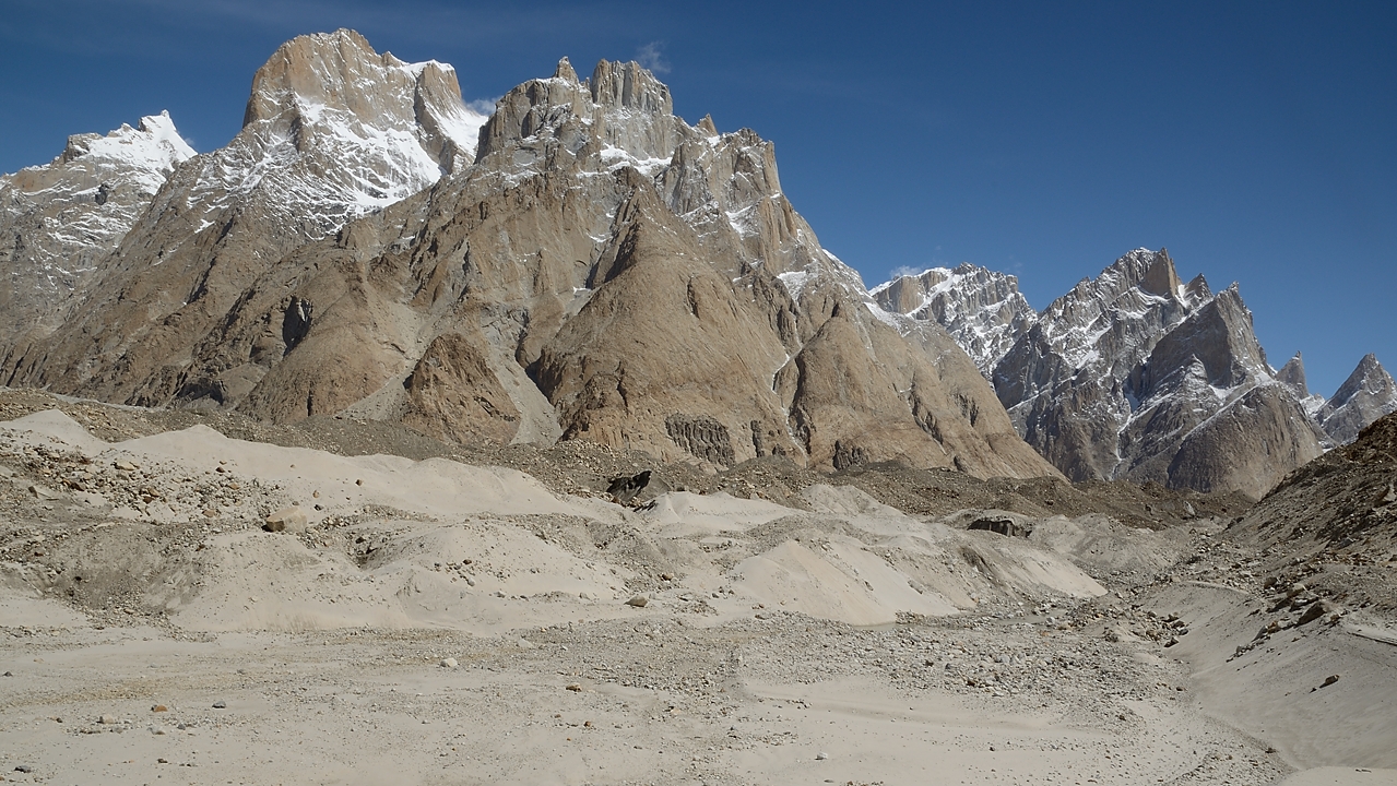 2016-05-06-1216-Trek-RoburtsPayu.jpg - Les Tours Trango au-dessus du Trango Glacier  tout ensablé