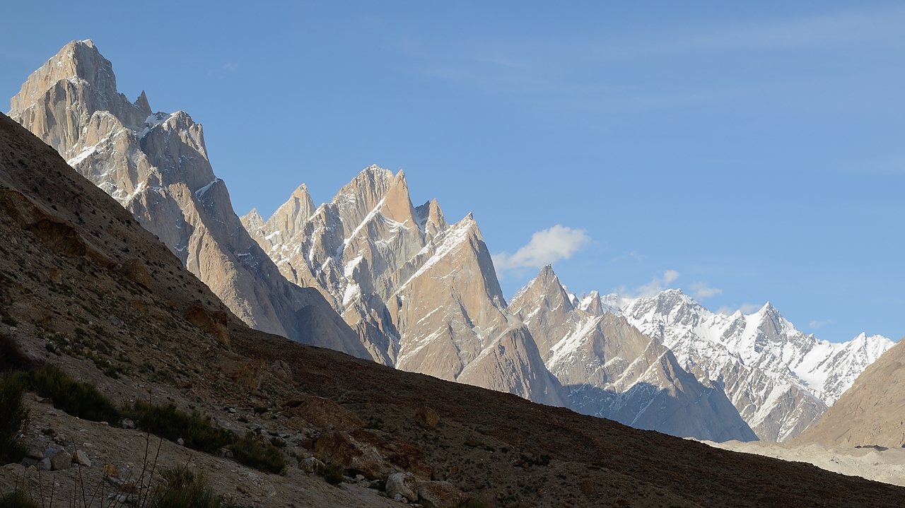 2016-05-06-1238-Trek-RoburtsPayu.jpg - Jour 19 : vue de Paju sur Cathedral, puis plus loin les dents de Lobsang, puis tout au fond peut-etre le Crystal Peak ou Devils Tooth mais c'est a prendre avec des pincettes. Aussi, je pense que derriere la dent sous le nuage se cache le K2 (voir quelques images plus loin)