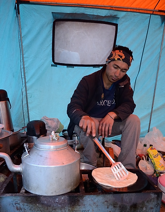 2016-05-07-1239-Trek-PayuJula.jpg - Ca s'agite deja en cuisine (il est 5h30) : on aura des bons parathas au petit dejeuner