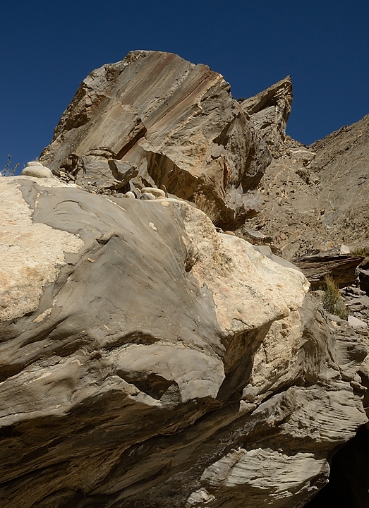 2016-05-07-1293-Trek-PayuJula.jpg - Rochers au-dessus de Jula (pour etre plus precis, la photo est prise a peu pres 1 km avant le camp)