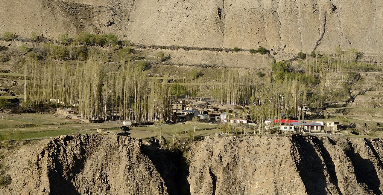 2016-05-09-1362-AskoleSkardu.jpg -  ... on voit l'ecole de Korphe