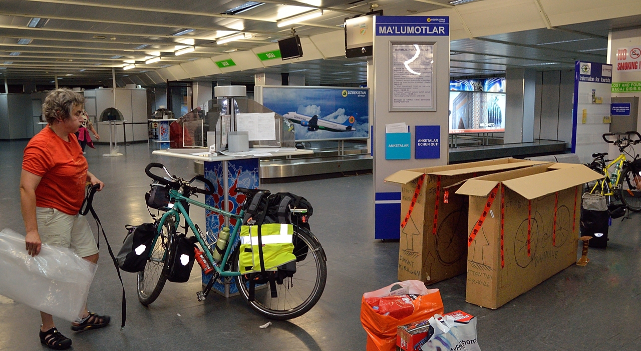 Tadjikistan-J00-2012-07-21-003Aeroports.jpg - Arrival in Tashkent at 3am: we unpack the bikes and err a little while before we find our hotel at daylight --- which from outside doesn't look like a hotel at all