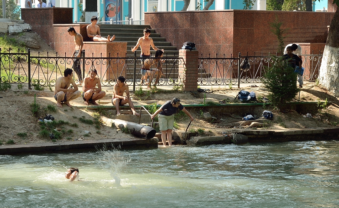 Tadjikistan-J01-2012-07-22-014Tachkent.jpg - Later in the day: the canal separating the old and the new town: used to  escape from the heat by the youngsters  ... and also by these crazy tourists 