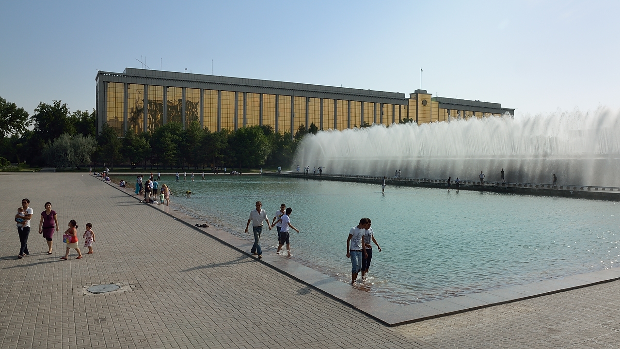 Tadjikistan-J01-2012-07-22-036Tachkent.jpg - ... another fountain ..