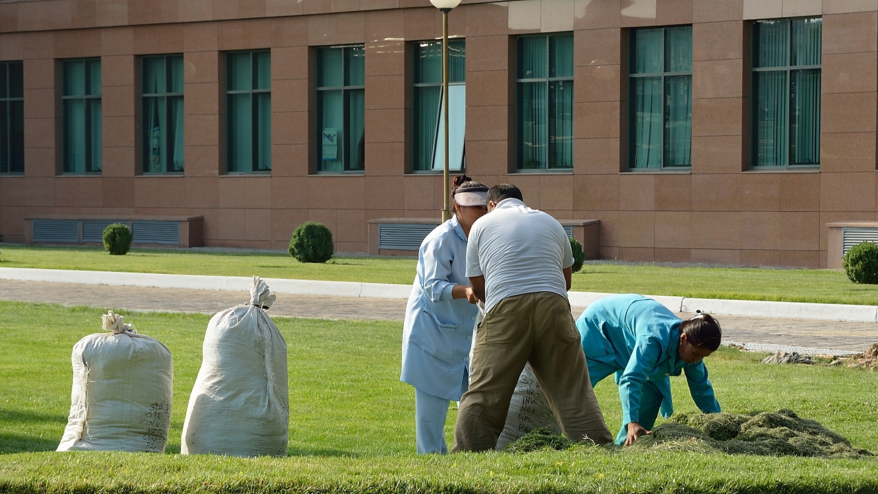 Tadjikistan-J01-2012-07-22-040Tachkent.jpg - Taking care of the lawns