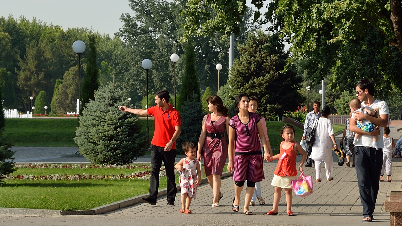 Tadjikistan-J01-2012-07-22-042Tachkent.jpg - On sunday, many family come for a stroll in the parks ...