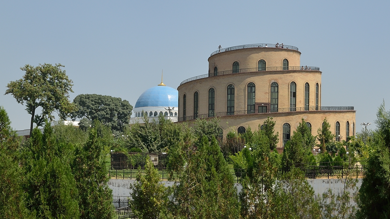 Tadjikistan-J02-2012-07-23-001Tachkent.jpg - A monument next to the Chorsu Basar -- today a music school (if we remember well)