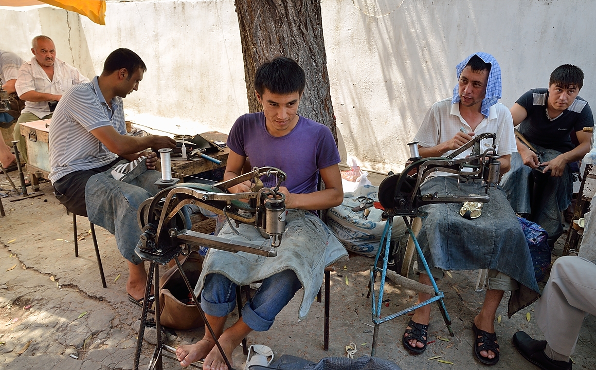 Tadjikistan-J02-2012-07-23-020Tachkent.jpg - the cobblers' and shoemakers' quiet corner  ...