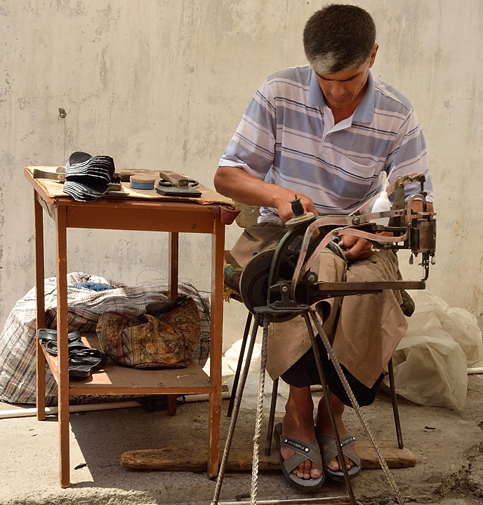 Tadjikistan-J02-2012-07-23-022Tachkent.jpg - ... I would love to have one of these sewing machines