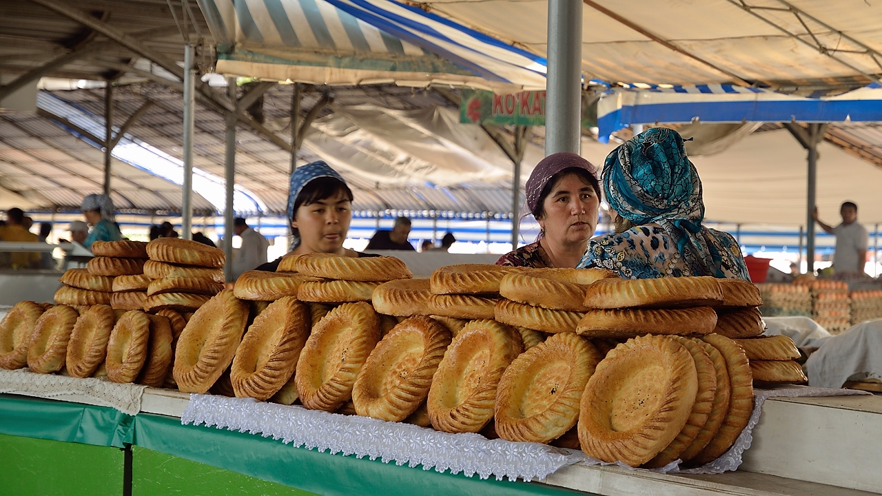Tadjikistan-J02-2012-07-23-026Tachkent.jpg - The local bread, called non ... but the bakeries are elsewhere as we will see in Samarkand
