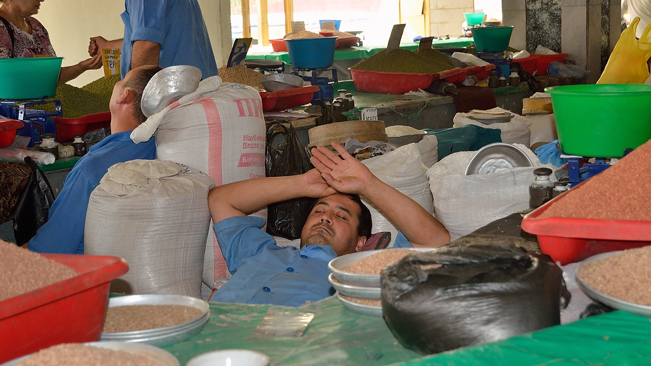 Tadjikistan-J02-2012-07-23-033Tachkent.jpg - Spice sacks  inviting for a little nap