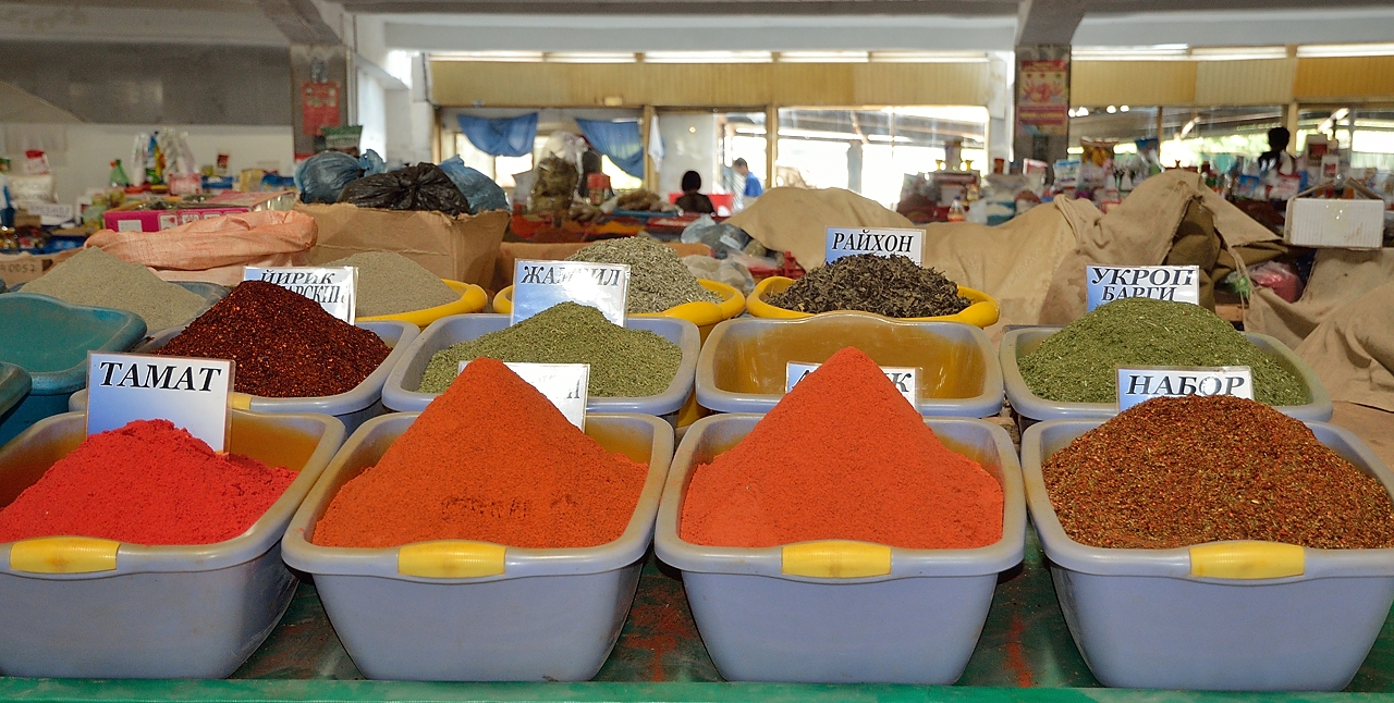 Tadjikistan-J02-2012-07-23-034Tachkent.jpg -  ... colored  with these red spices, which they say to be made from tomatoes (tamat) ... they must contain some artificial color ....