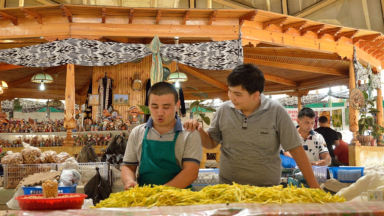 Tadjikistan-J02-2012-07-23-037Tachkent.jpg - Here they sell some sliced yellow carrots for the plov ---  in the background is the "tourist stall" 