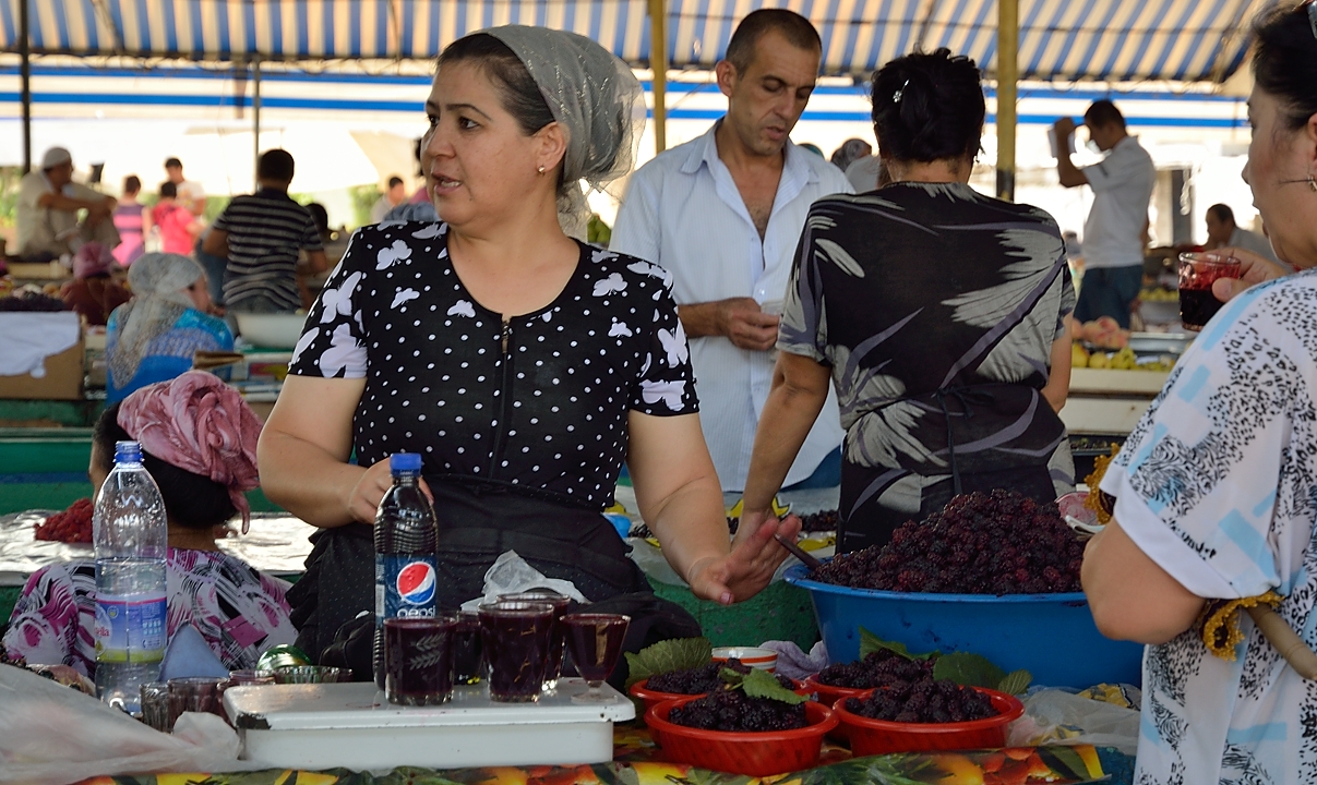 Tadjikistan-J02-2012-07-23-041Tachkent.jpg - Blackberries -- the blackberry juice is delicious