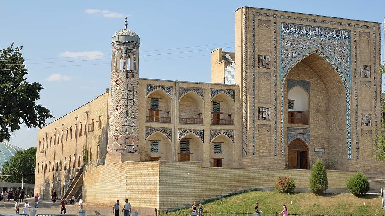 Tadjikistan-J02-2012-07-23-051Tachkent.jpg - The madrassa Koukeldach next to the Chorsu bazar
