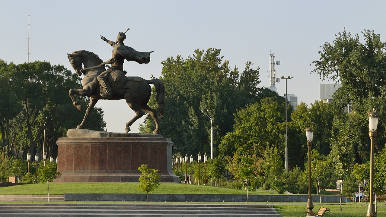 Tadjikistan-J02-2012-07-23-069Tachkent.jpg - Statue of Amir Timur (Tamerlan) next to the palace