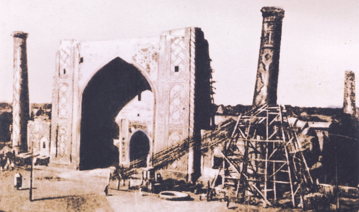 Samarkand-Registan-west.jpg - Registan around 1900 before restauration by the russians: western madrassa