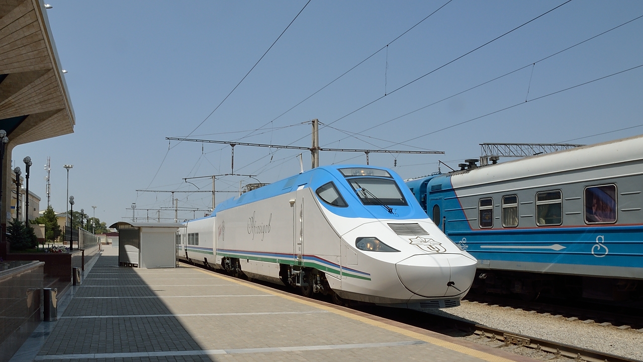 Tadjikistan-J03-2012-07-24-003Samarcande.jpg - Afrosiyob the "high-speed" train between Tashkent and Samarkand (344km = 5h) --- we had to take the Sharq, the normal train, because of the bikes (not really slower by the way)