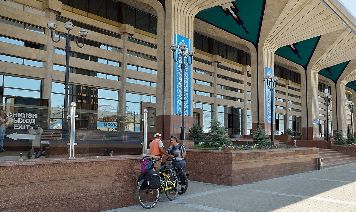 Tadjikistan-J03-2012-07-24-004Samarcande.jpg - The Samarkand railway station