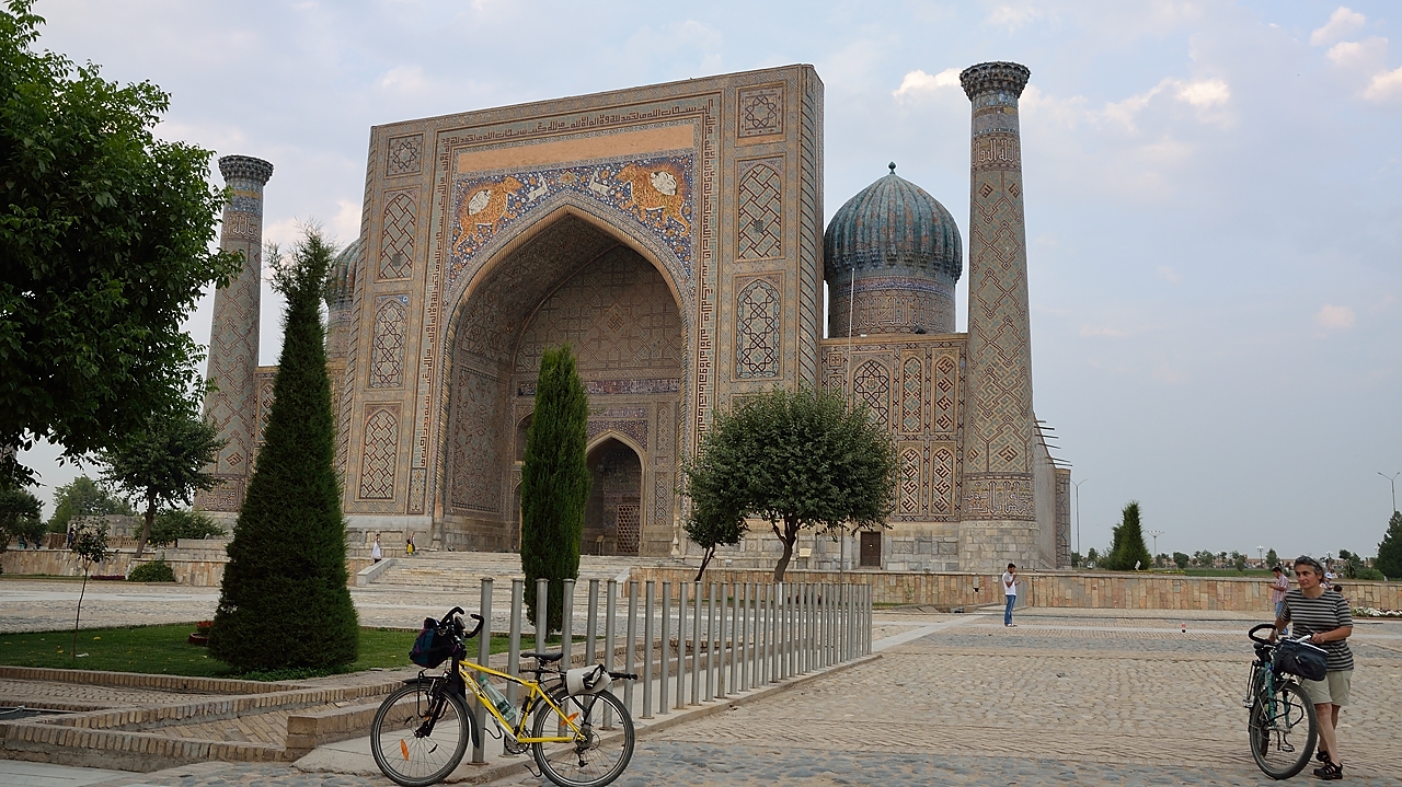 Tadjikistan-J04-2012-07-25-016-Samarcande.jpg -  ... and it's impressive Eastern Gate