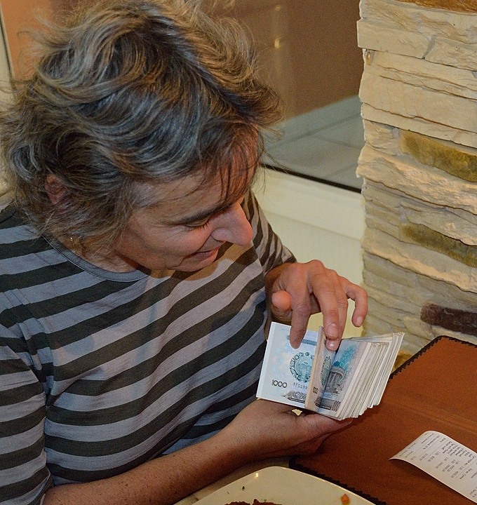 Tadjikistan-J04-2012-07-25-017-Samarcande.jpg - In the restaurant, counting our Uzbek Som :  (on the inofficial market) we pay 30euro cents for 1000 Som, corresponding to the largest available bank note  ... 