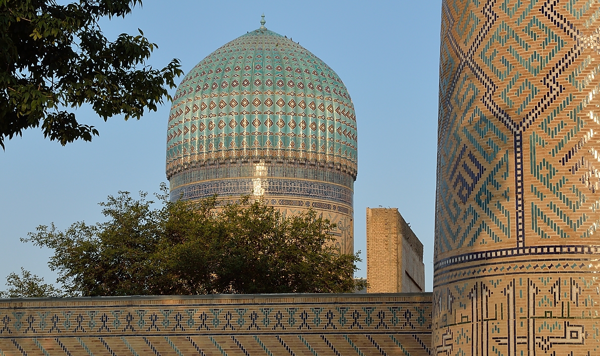 Tadjikistan-J05-2012-07-26-005-Samarcande.jpg - The Bibi-Khanym Mosque -- next to the bazar --  in the early morning
