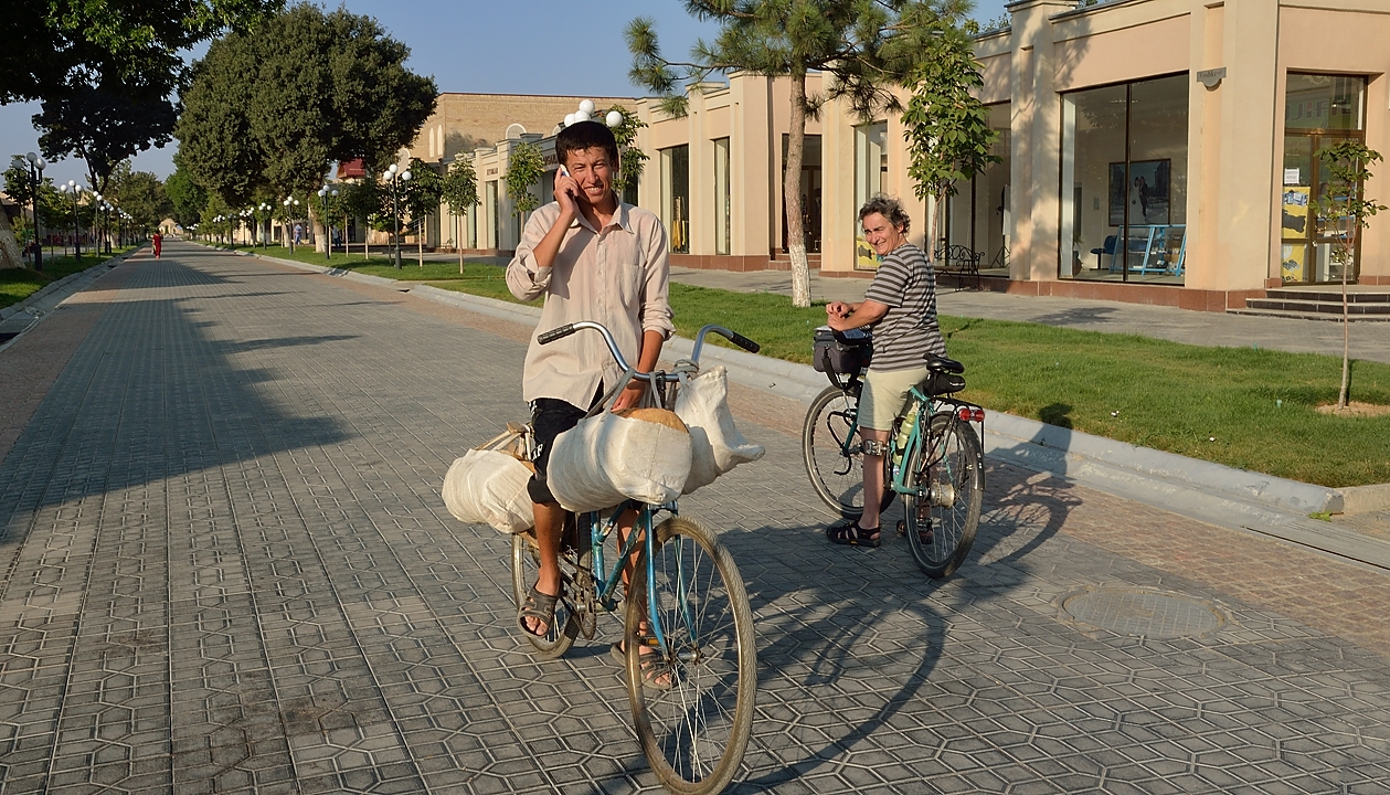 Tadjikistan-J05-2012-07-26-035-Samarcande.jpg -  ... another bread transport
