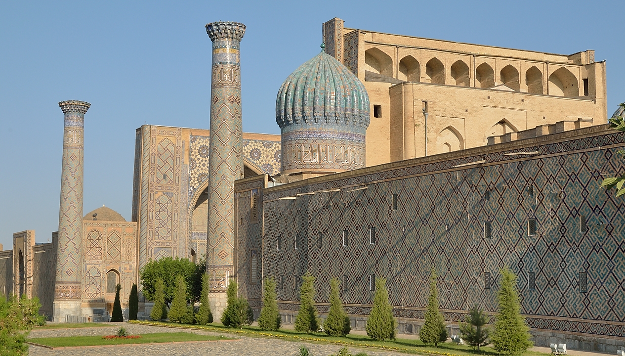 Tadjikistan-J05-2012-07-26-042-Samarcande.jpg - View on the backside of the Eastern Gate and  the decorated side of the Western on, in the sun
