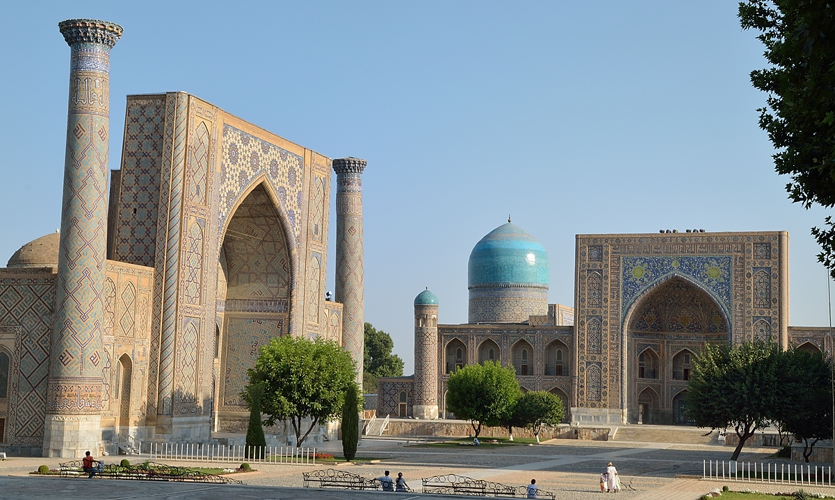 Tadjikistan-J05-2012-07-26-044-Samarcande.jpg - Registan seen from the south side now (the western and northern madrasa)