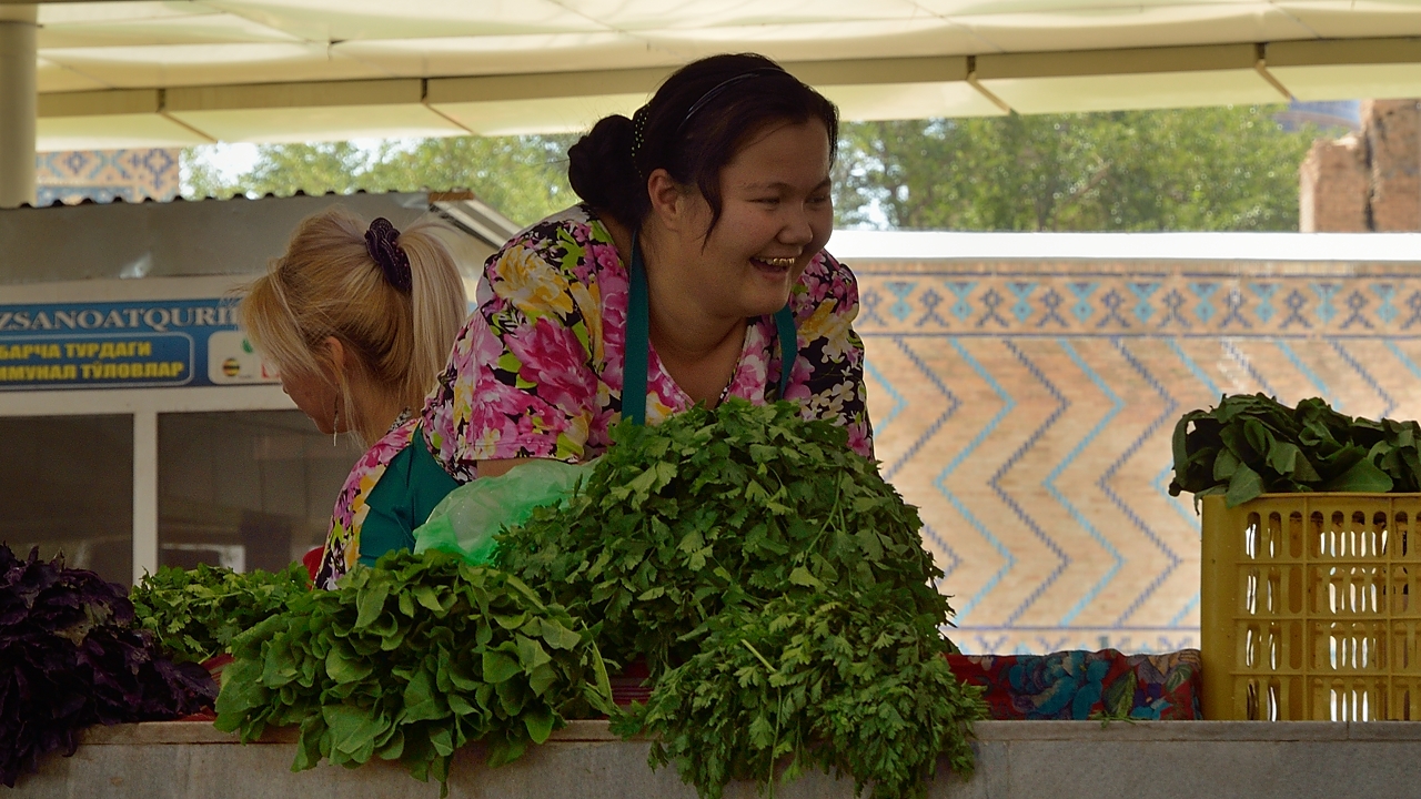 Tadjikistan-J05-2012-07-26-092-Samarcande.jpg - Selling herbs and salads